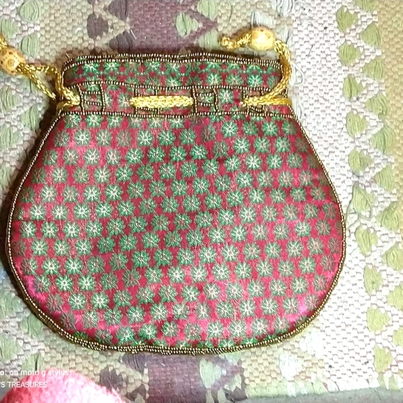 DRAWSTRING BAG/ XL-EXTENDED SHOULDER/BODY STRAP. FULLY LINED. GOLD SILK THREADS. - Picture 4 of 6